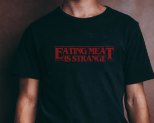 eating-meat-is-strange-organic-shirt-schwarz