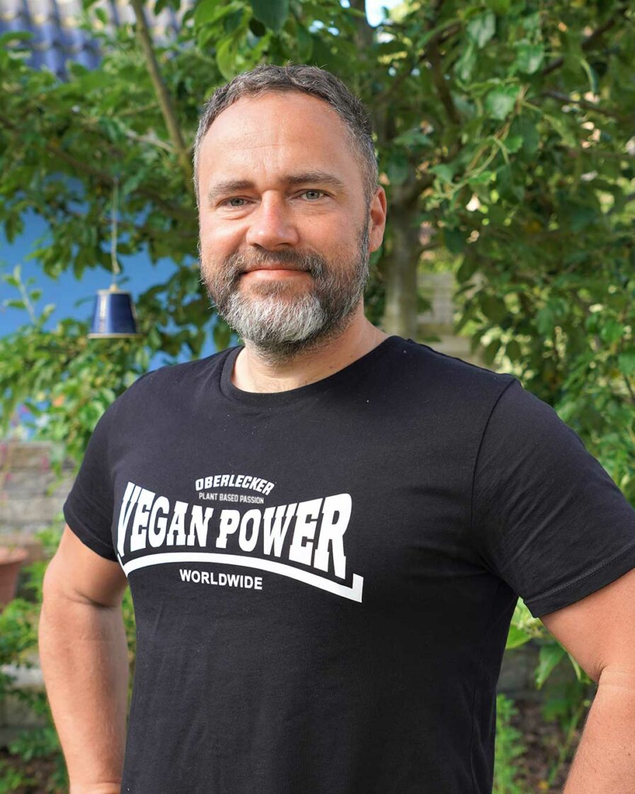 oberlecker-vegan-power-hier-kocht-alex-organic-shirt-schwarz