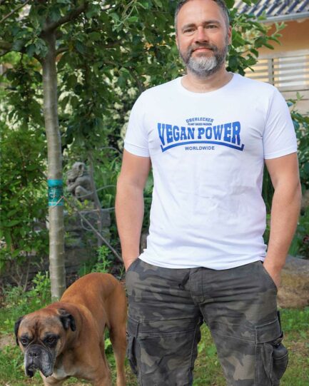 oberlecker-vegan-power-hier-kocht-alex-organic-shirt-weiss