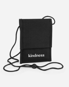 kindness-pouch-tasche-schwarz